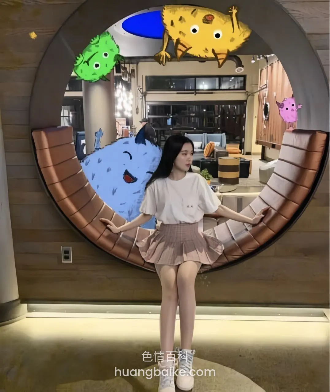 商场圆形拱门前，双手扶着边缘站立