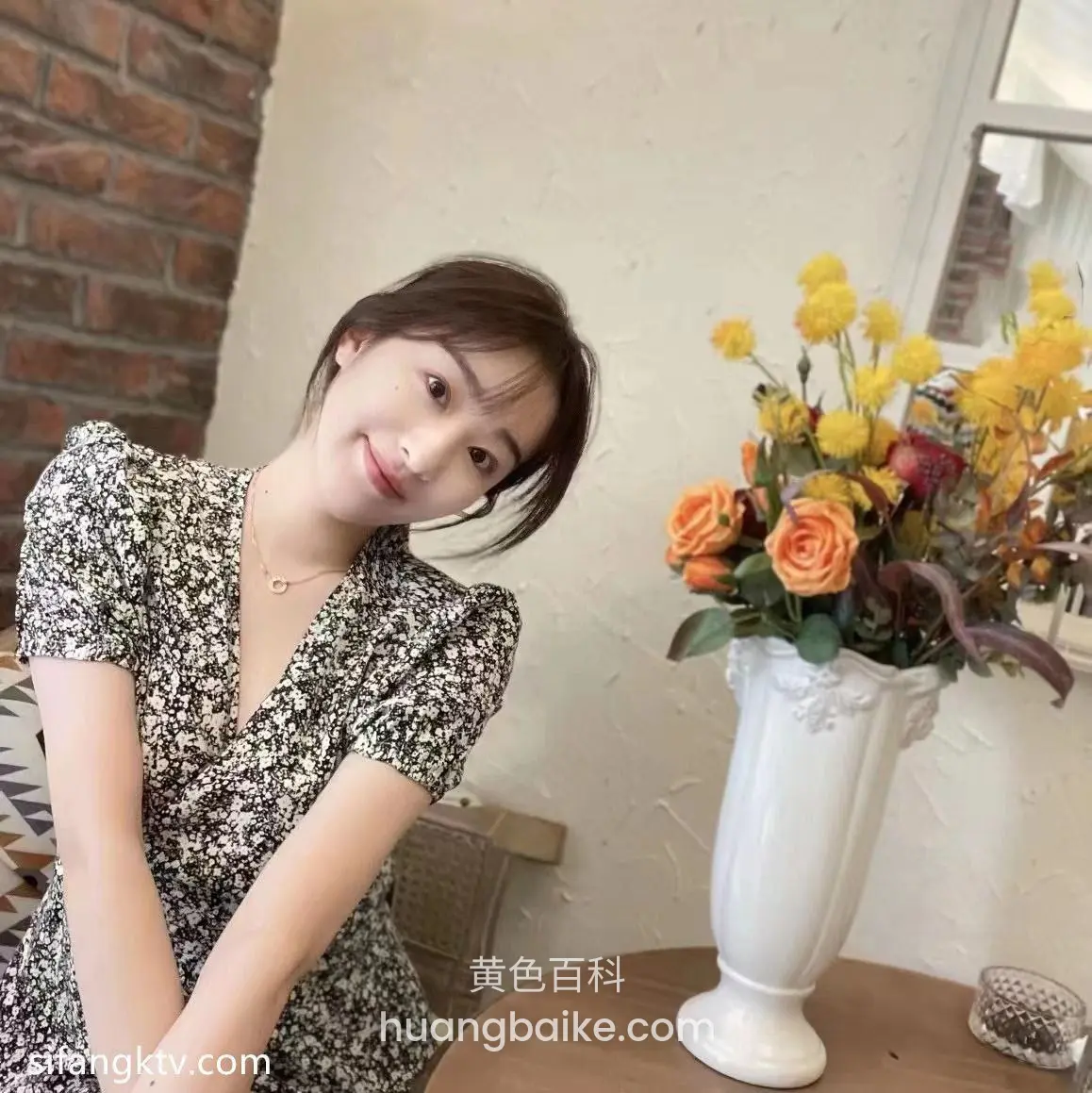 桌边坐下，旁边白色花瓶插黄玫瑰