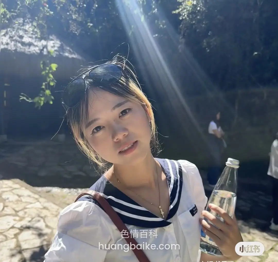户外拿着水瓶