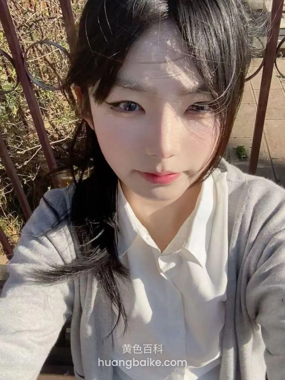 沙发上侧躺玩手机，谁拍的
