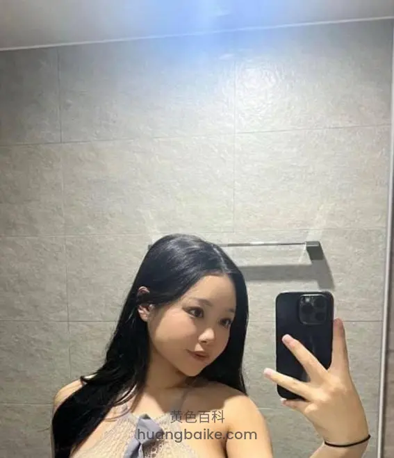 浴室镜子前举手机自拍
