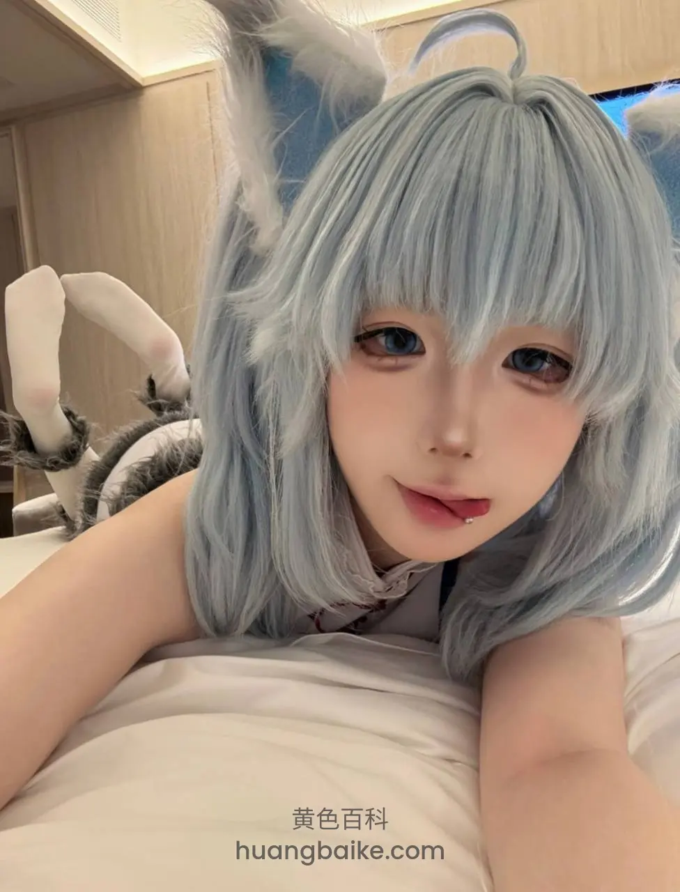 床上躺着，蓝色猫耳假发