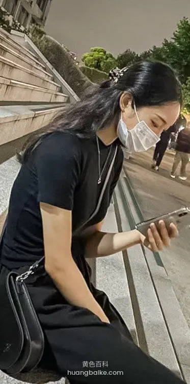 室外台阶边低头看手机