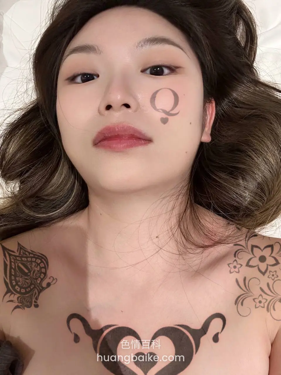 躺着自拍，胸口心形纹身和脸贴Q