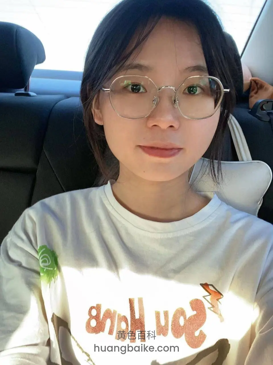 车后座t恤印son hana，镜头正对脸