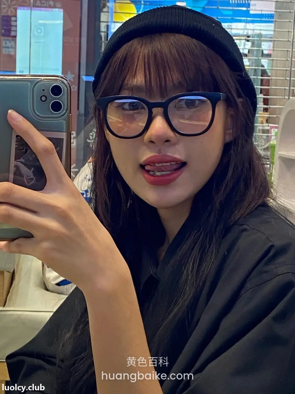 便利店里举手机拍镜子，身后货架