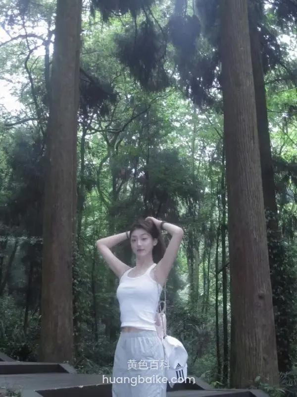 森林里双手抱头，身后高树