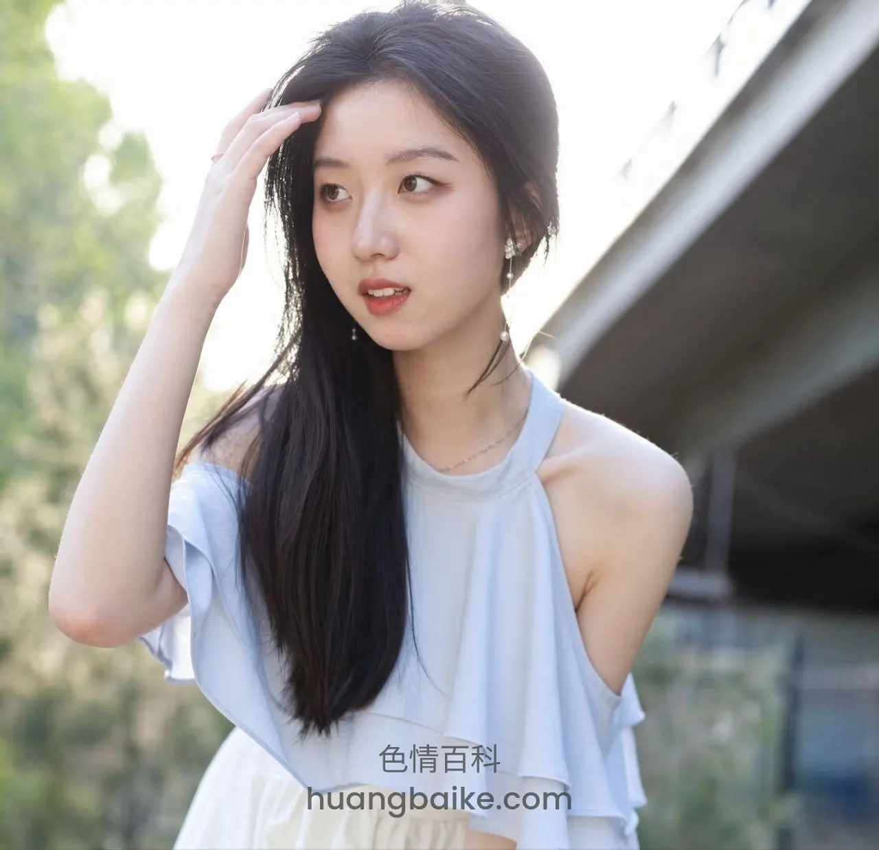 户外桥下抬头看镜头，手抬到额头前
