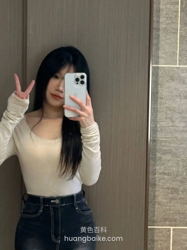 和平手势对着镜头手机挡半边脸