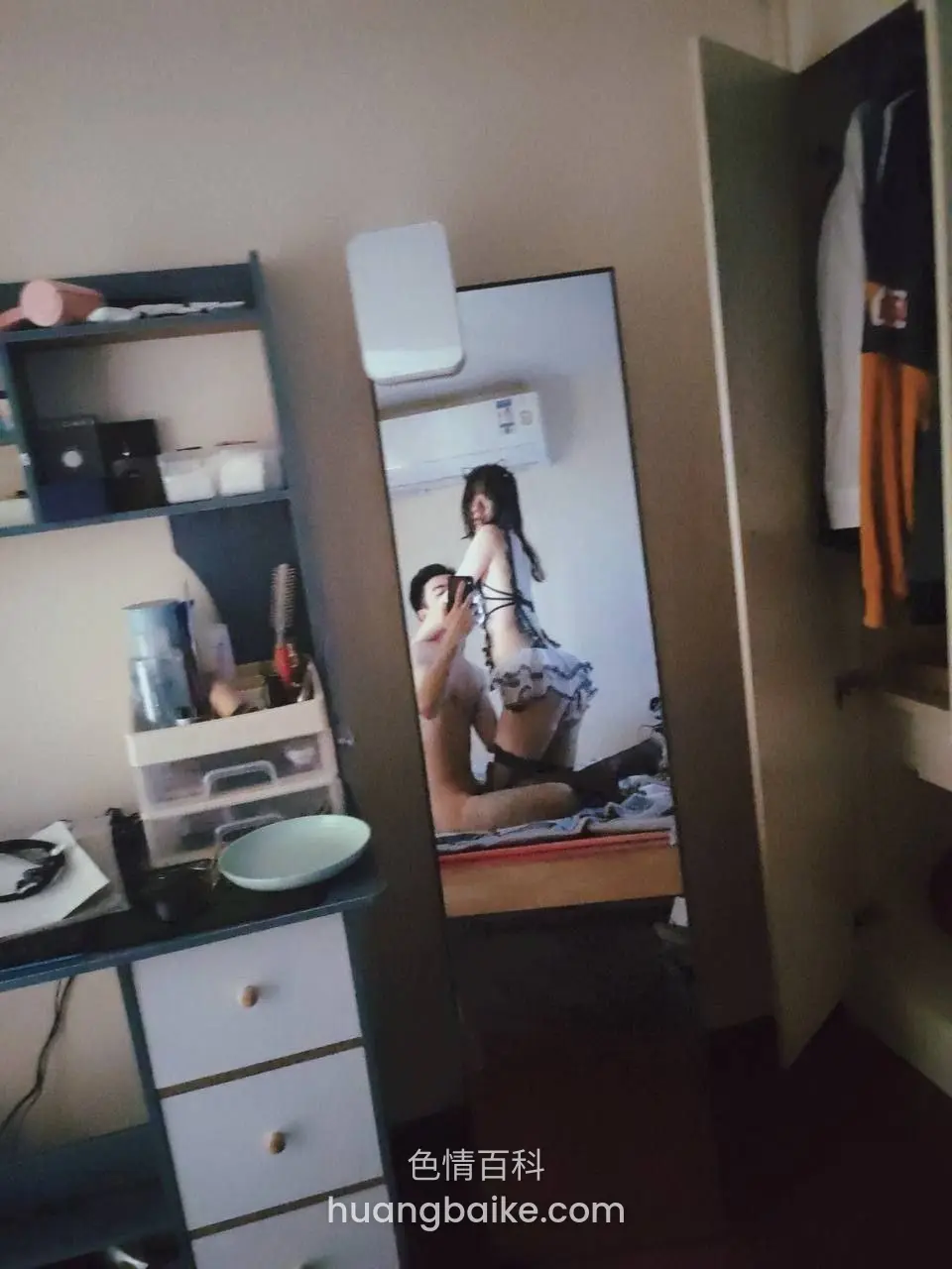 房间里对着全身镜自拍，镜子映出画面