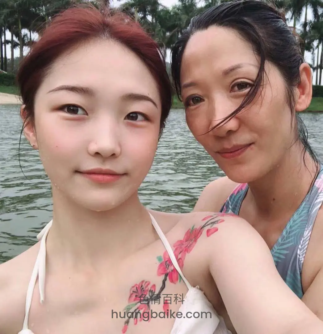 水边自拍，身后另一人贴近