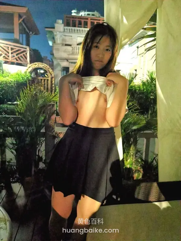 女孩在户外拉起上衣露出后背