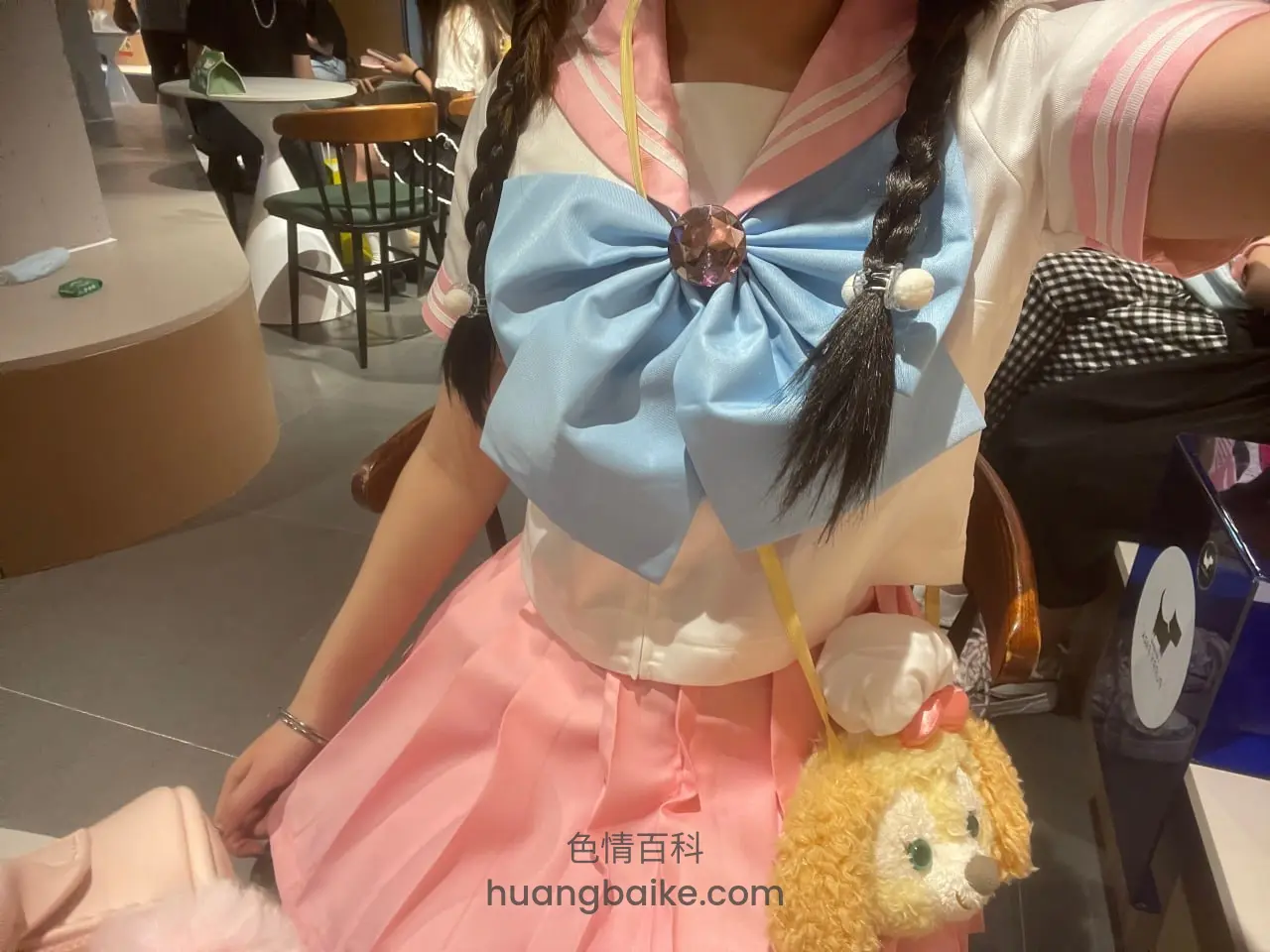 咖啡厅里坐着拍上身，旁边毛绒玩具