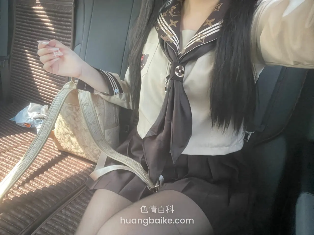 车里举着手机自拍，手里拿着小包