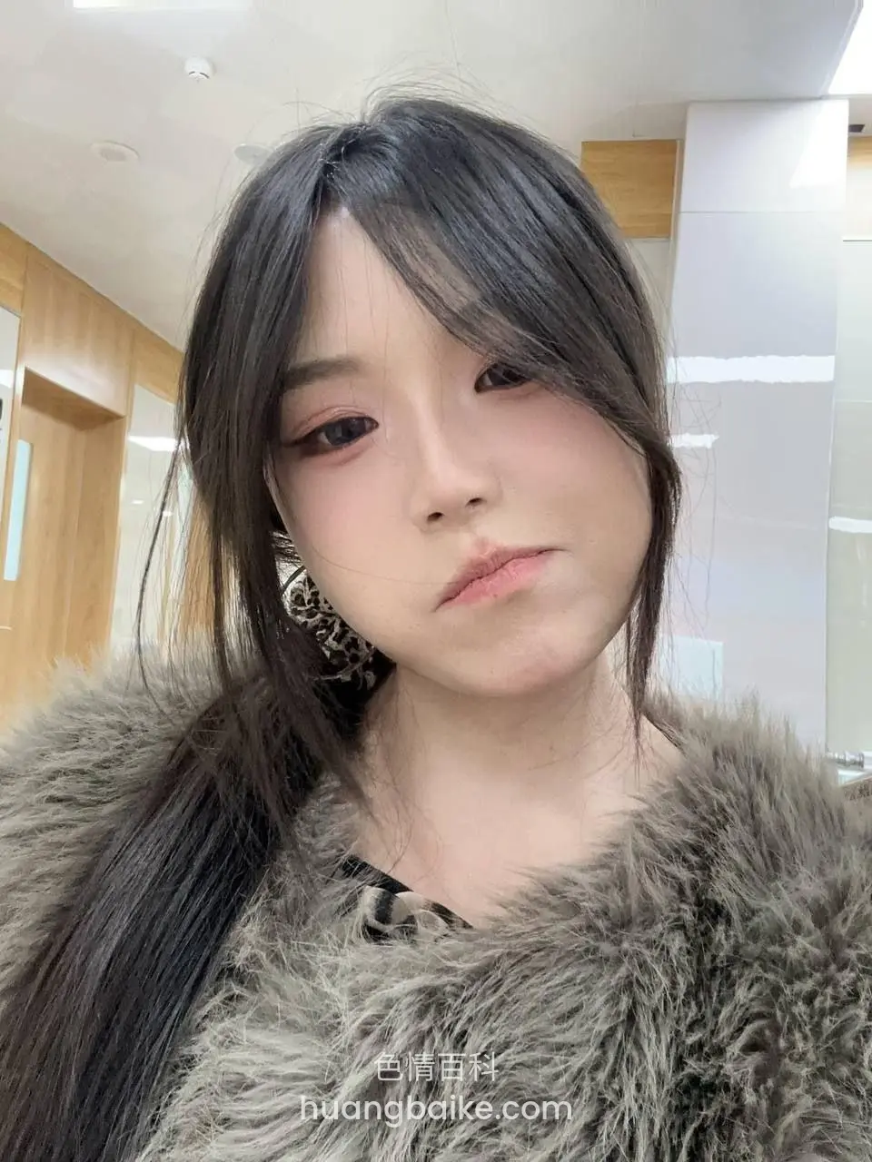 电梯间自拍，身后木门和白墙