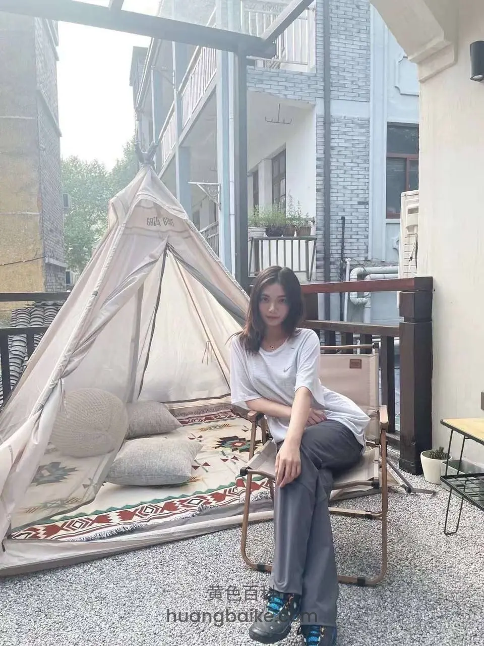露台帐篷旁椅子上坐着