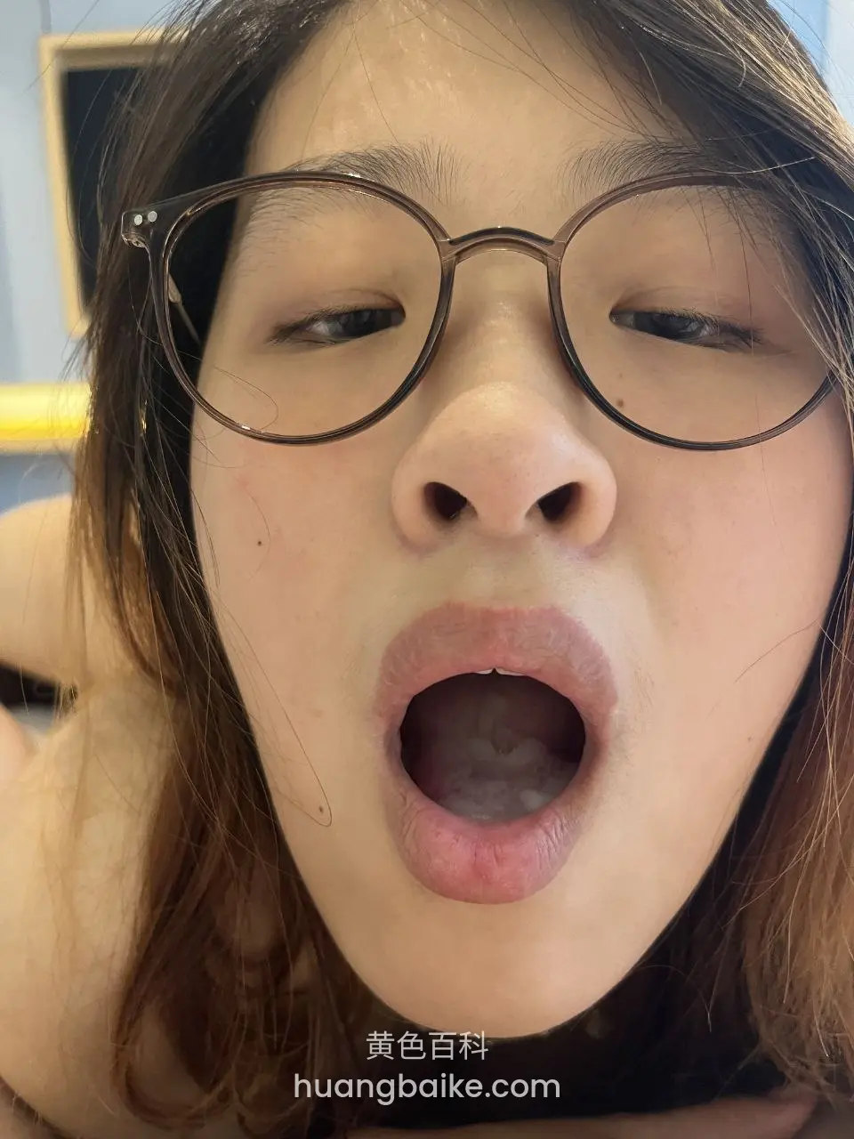 戴眼镜女生张大嘴伸舌头