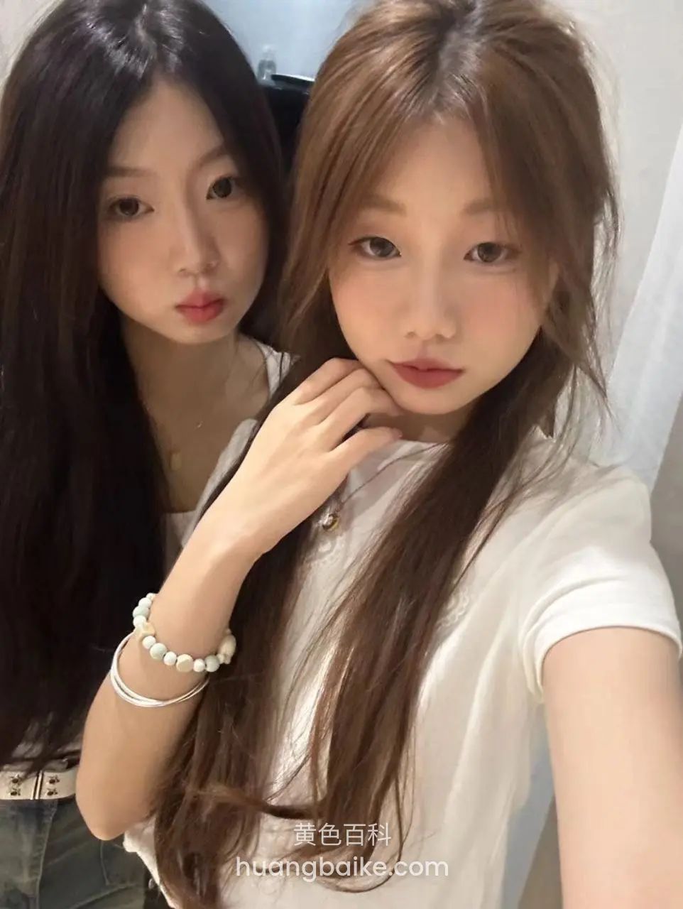和长发女生贴脸自拍