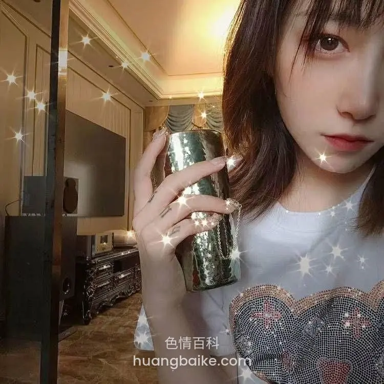 拿着闪亮杯子对着镜头自拍