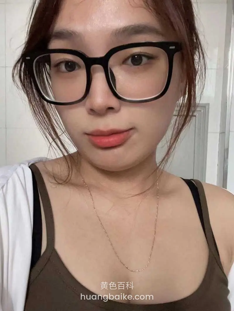 黑框眼镜自拍，手机举在胸前
