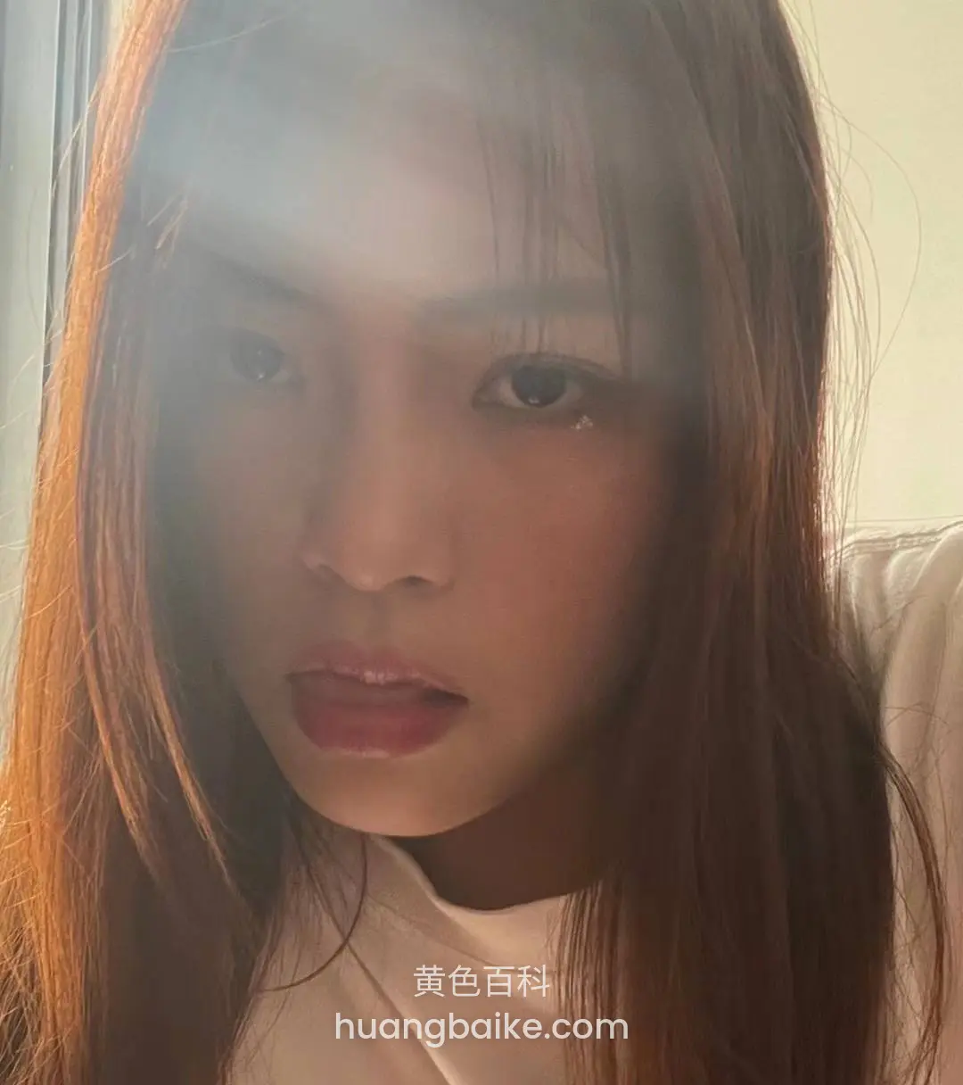 镜头前抬眼看过来，窗边逆光照着头发