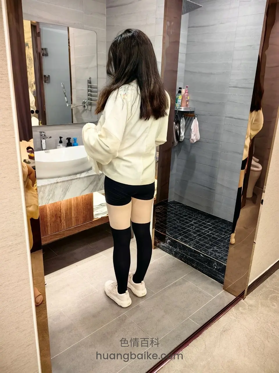 浴室镜子前站立，穿黑丝白毛衣