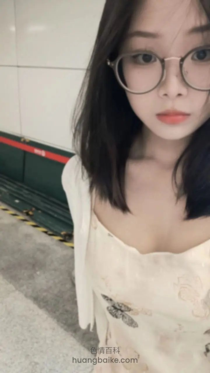 地铁站台举手机自拍，身后绿墙