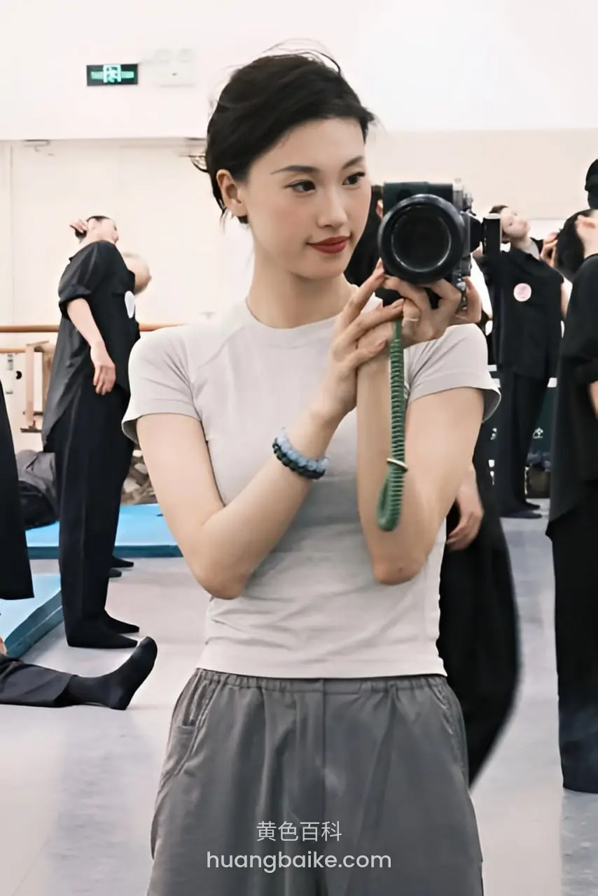 舞蹈室里举着相机，镜头对着她
