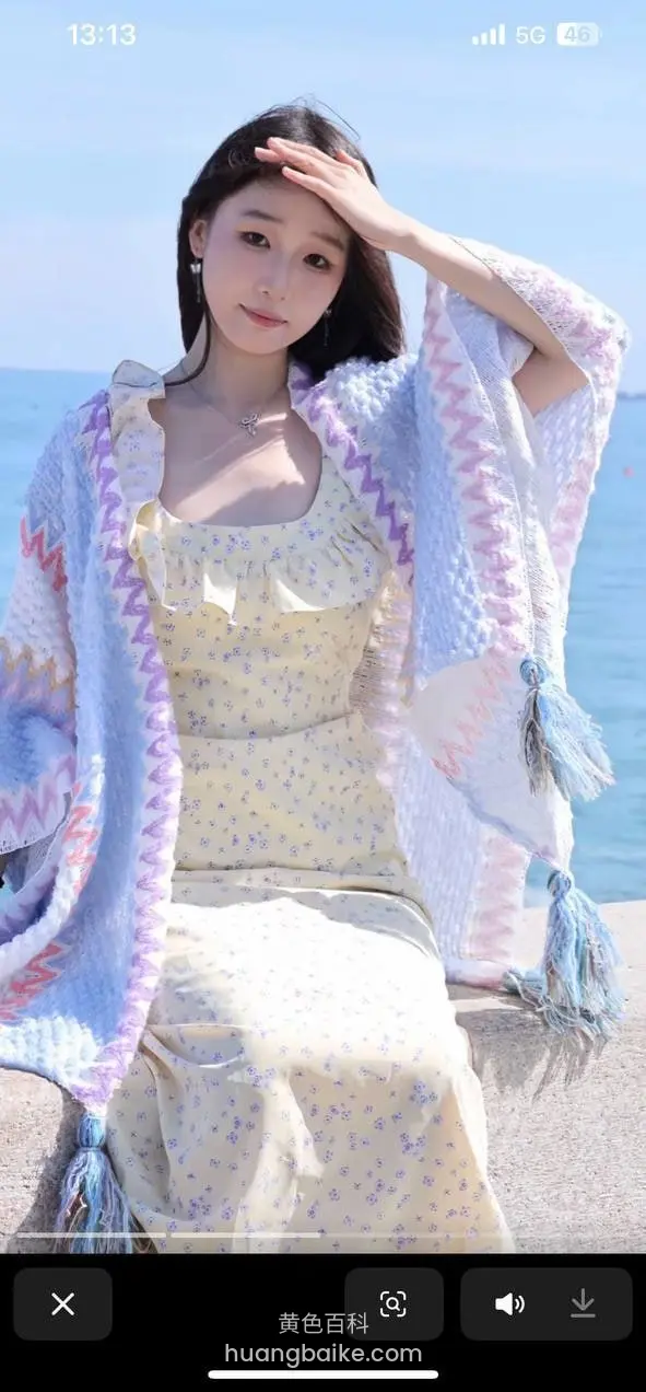 海边阳光下，手遮额头看远处