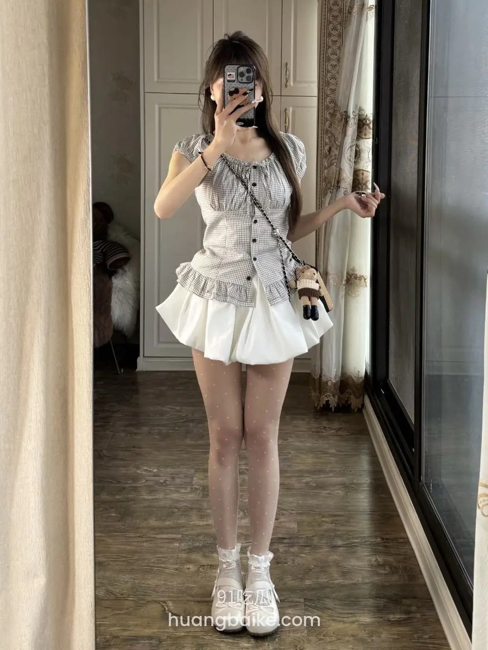 镜子前拿着手机自拍裙子很蓬