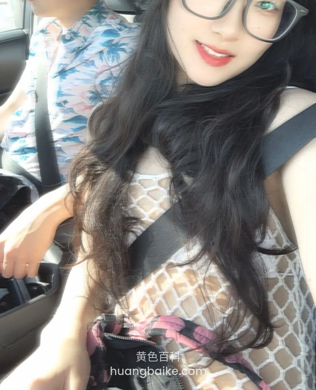 车里自拍，安全带斜跨胸前