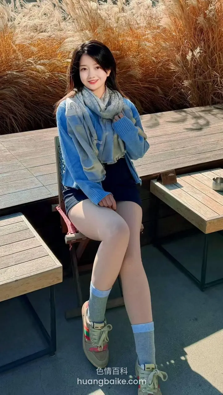 木桌椅上坐着腿交叉