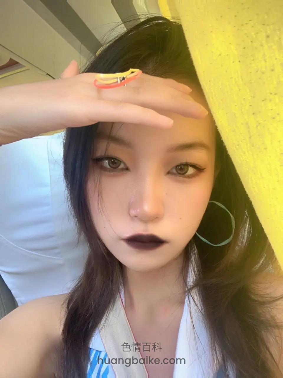 手掌挡额头自拍，黄色帘子旁