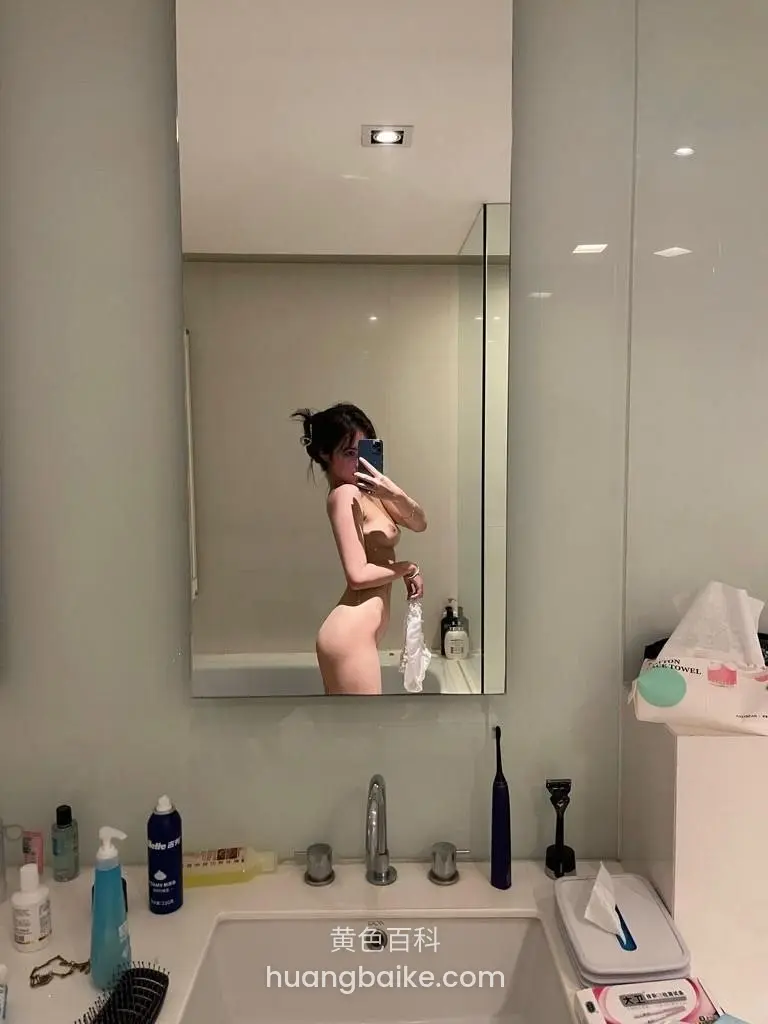 浴室镜子前自拍拿着手机侧身照镜子