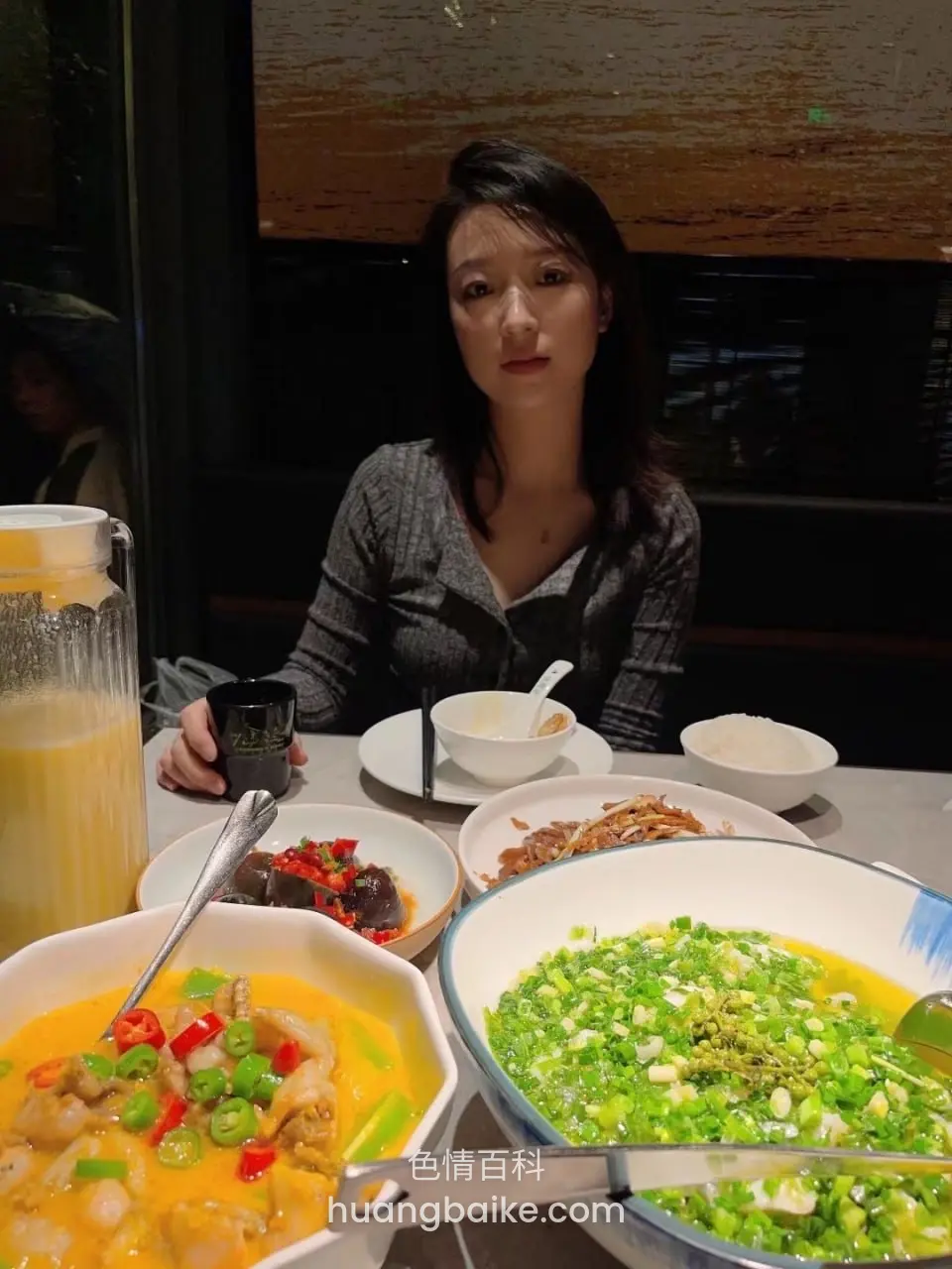 餐桌前手拿杯子