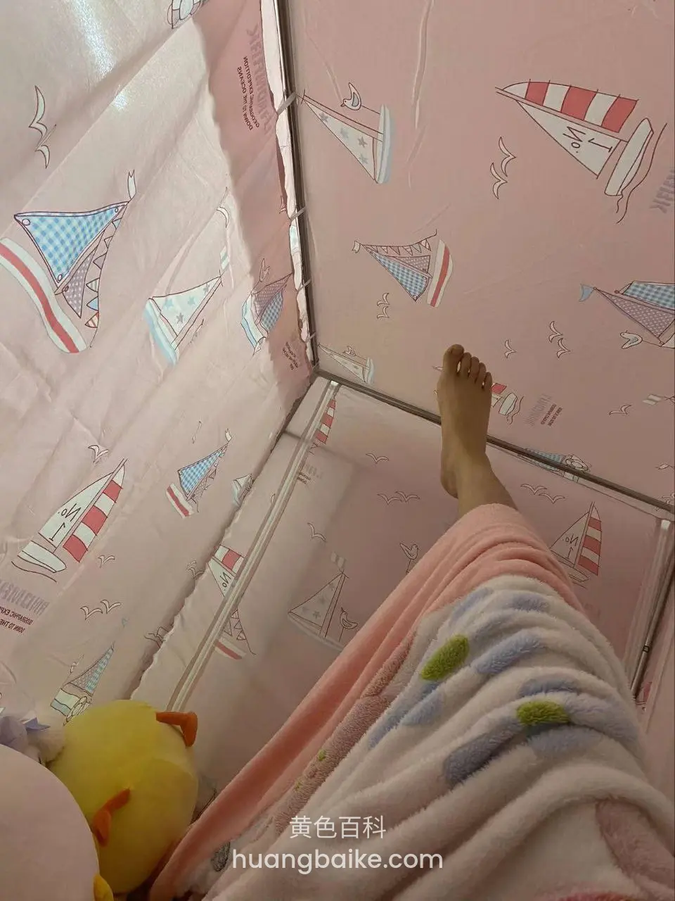 粉色帆船墙角伸出一只光脚，谁拍的