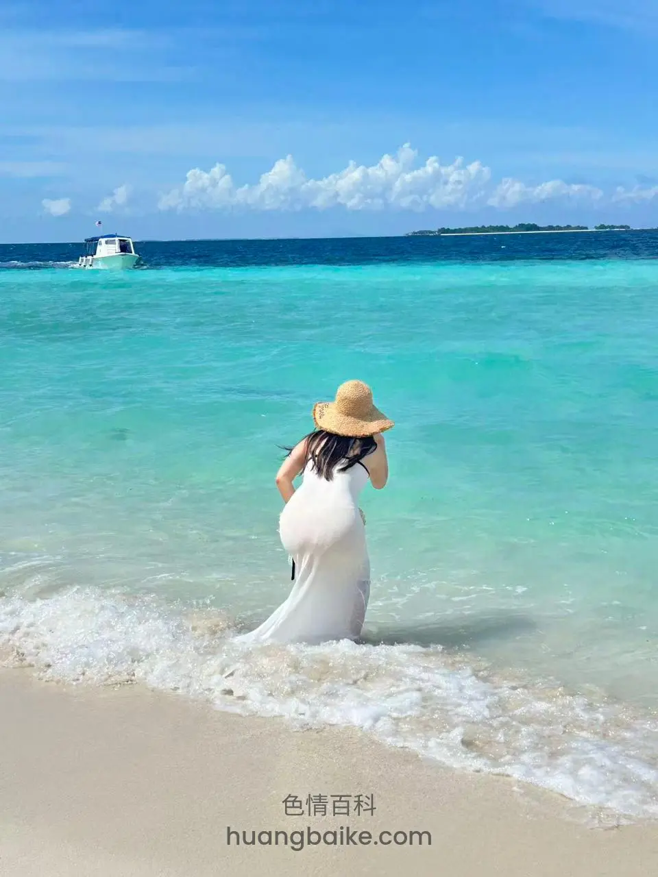 沙滩海边背影，戴草帽站在浪里