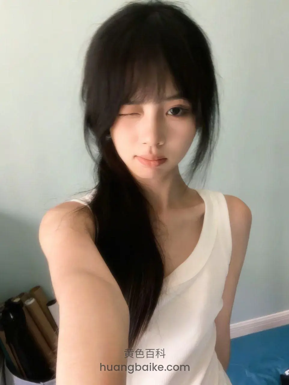 卧室里单手自拍，镜头对着脸