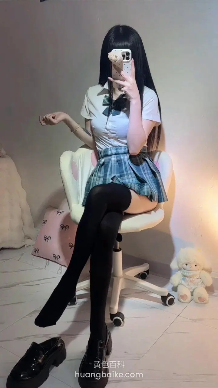 椅子上拿着手机拍腿和鞋