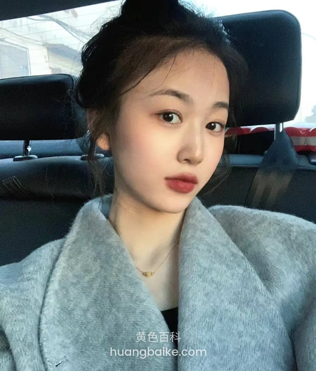 车后座自拍，手机举过头顶