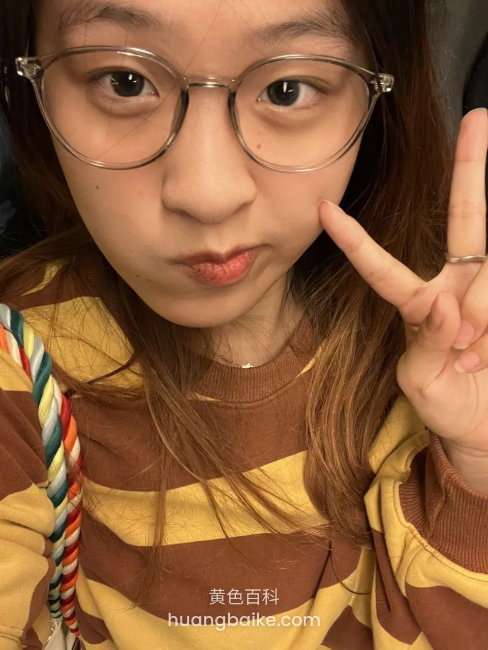 戴眼镜女生嘟嘴比V手