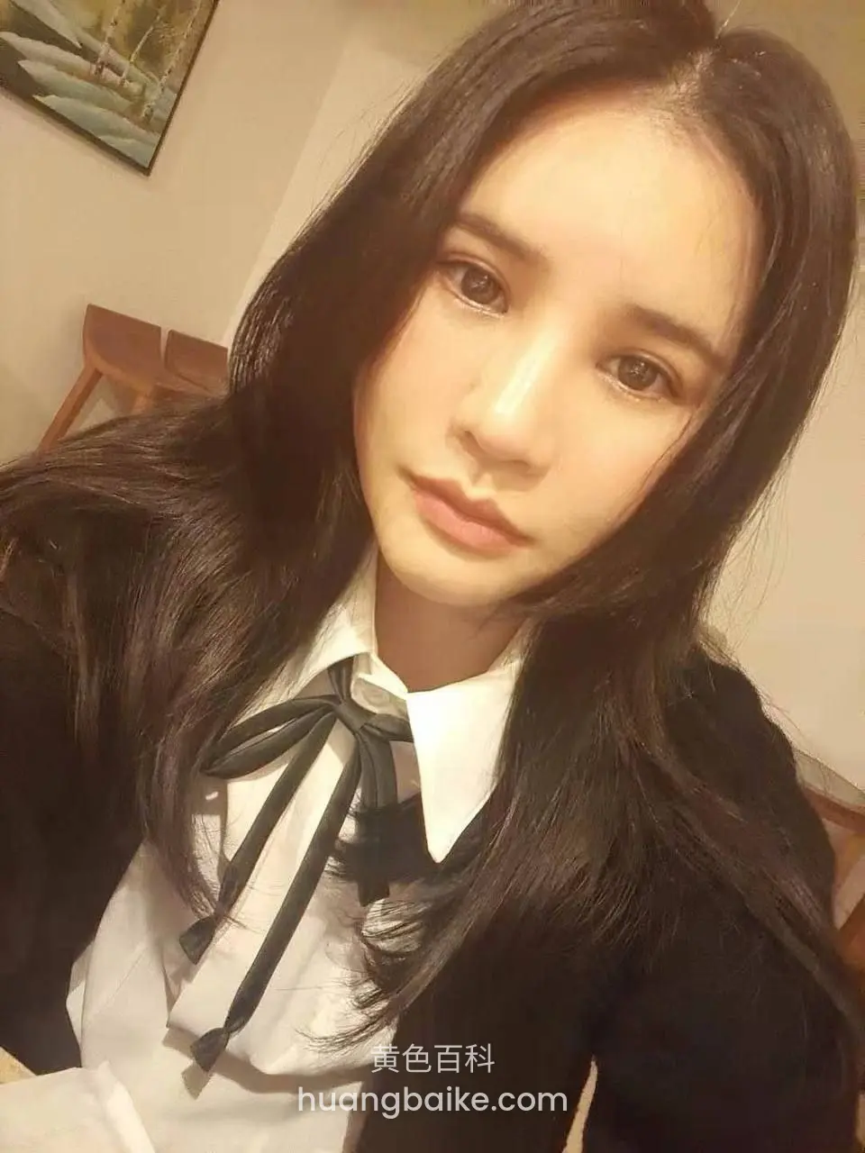 室内自拍，黑白蝴蝶结衬衫