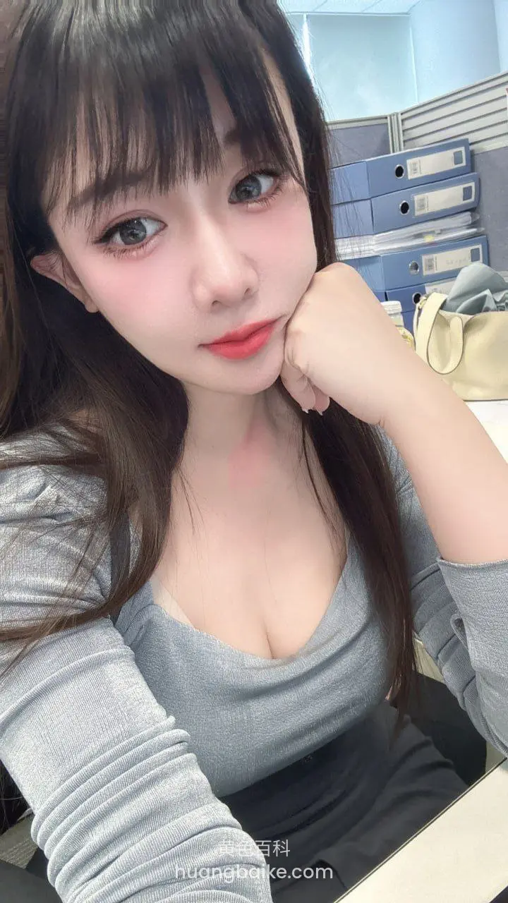 办公桌前手托下巴