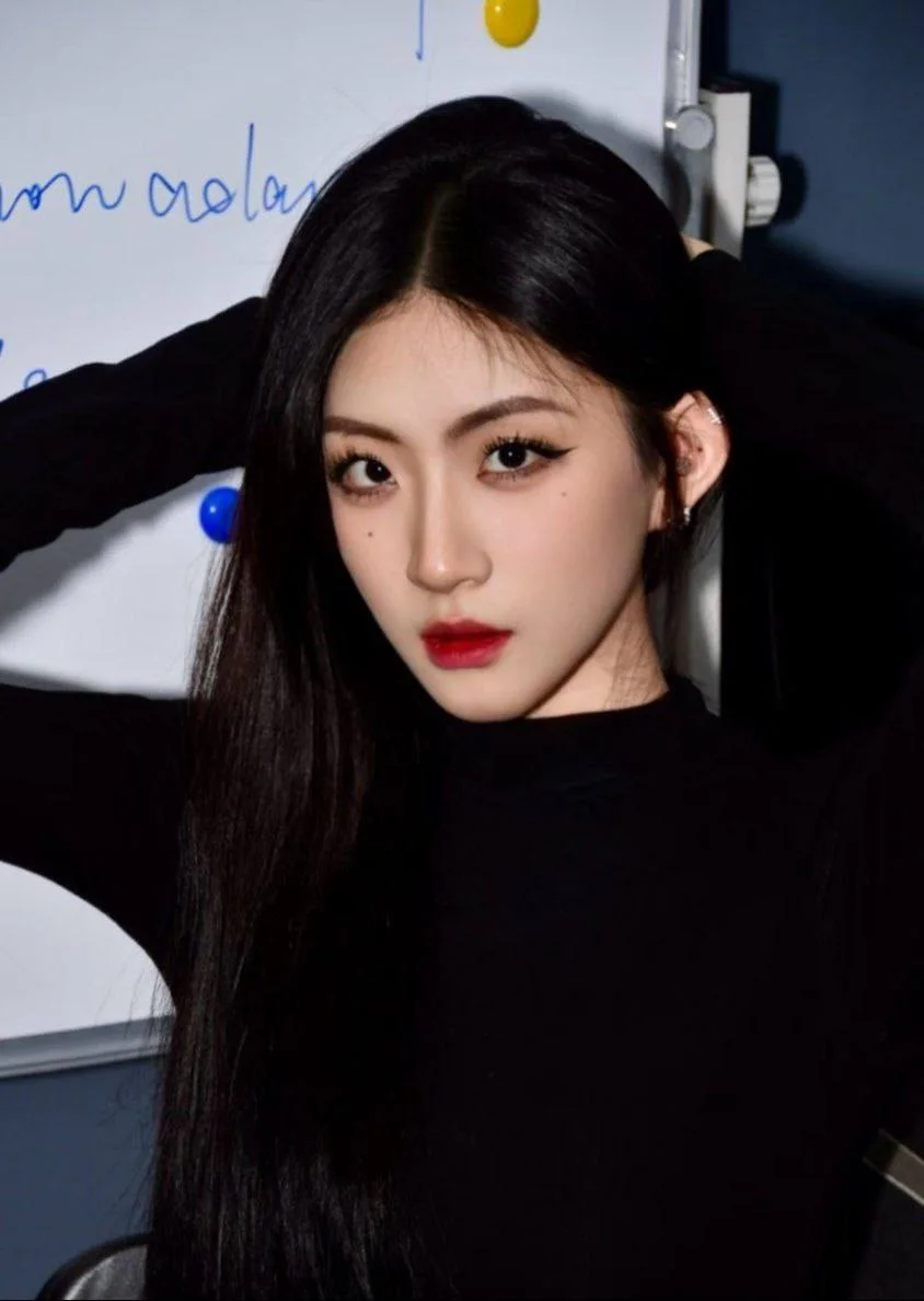 长发女孩双手抱头看镜头