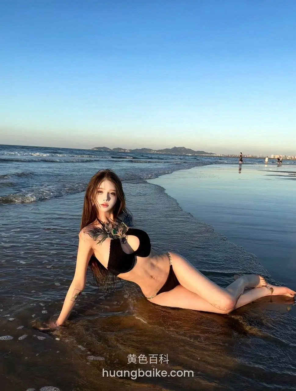 海边躺浅水里，右手撑地看镜头