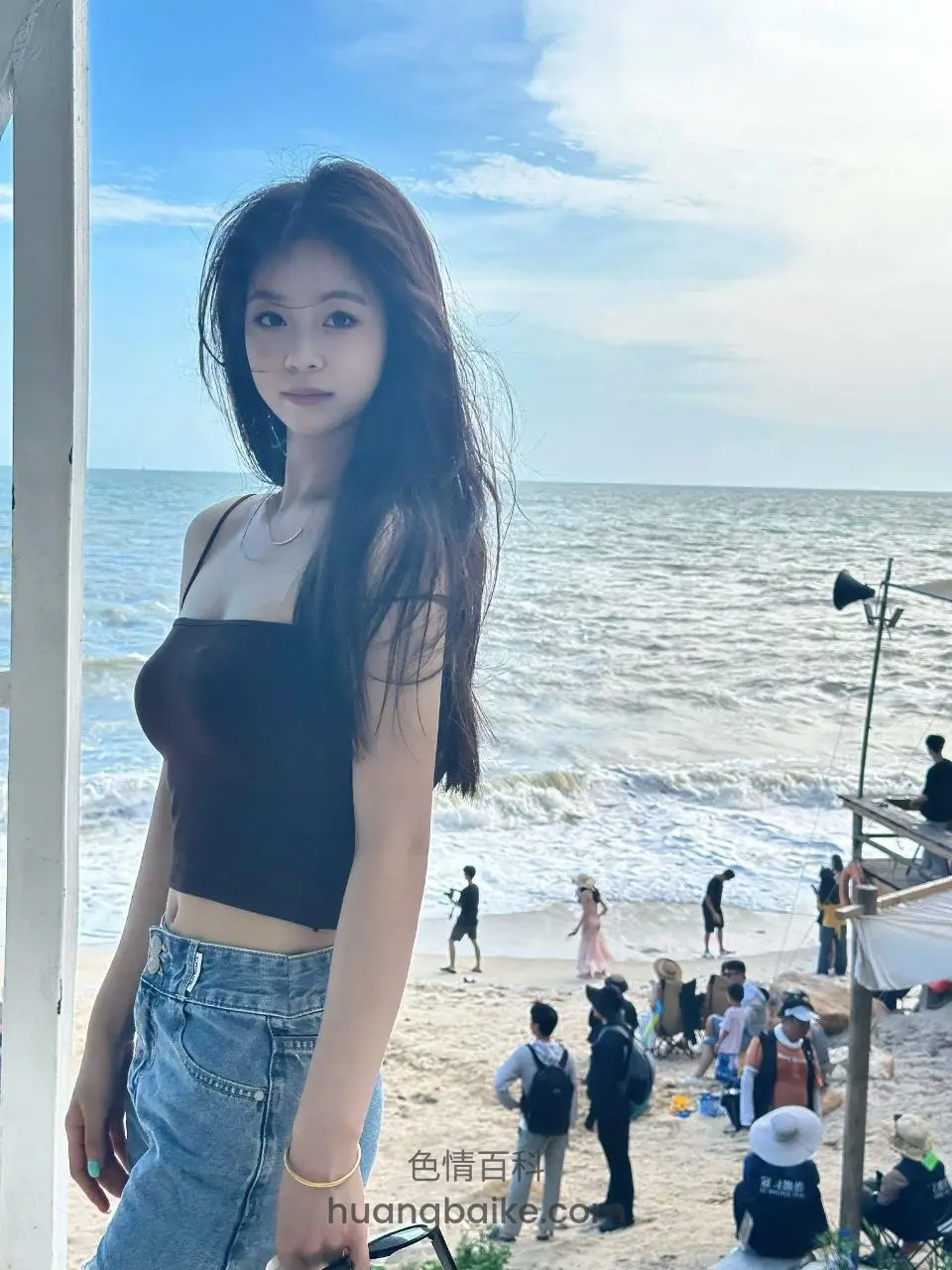 海滩边，镜头对着身后海浪