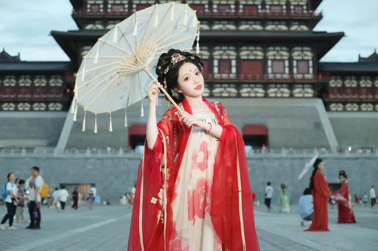 陈箐箐持油纸伞穿汉服