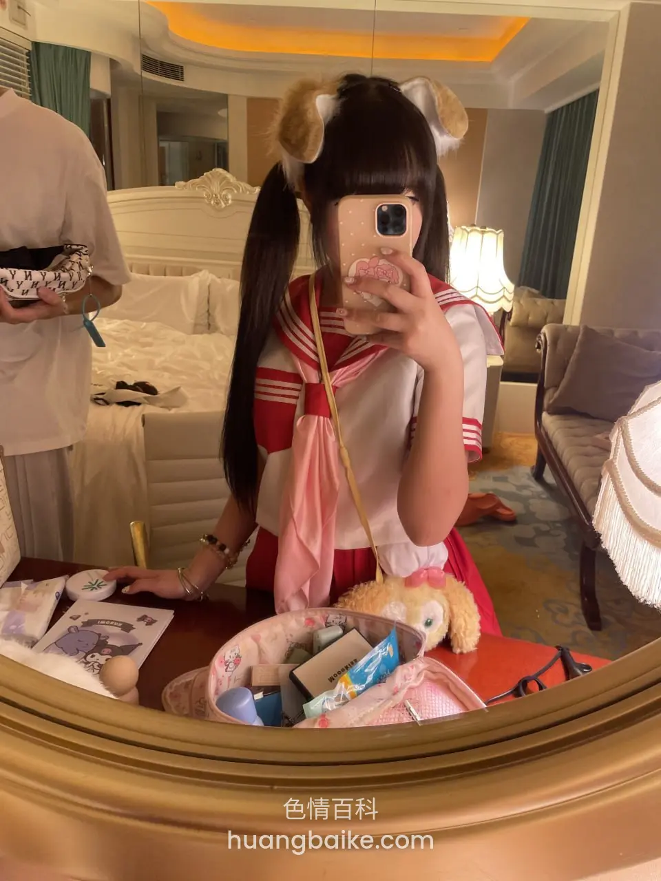 镜子里拍到房间一角，手扶着桌子