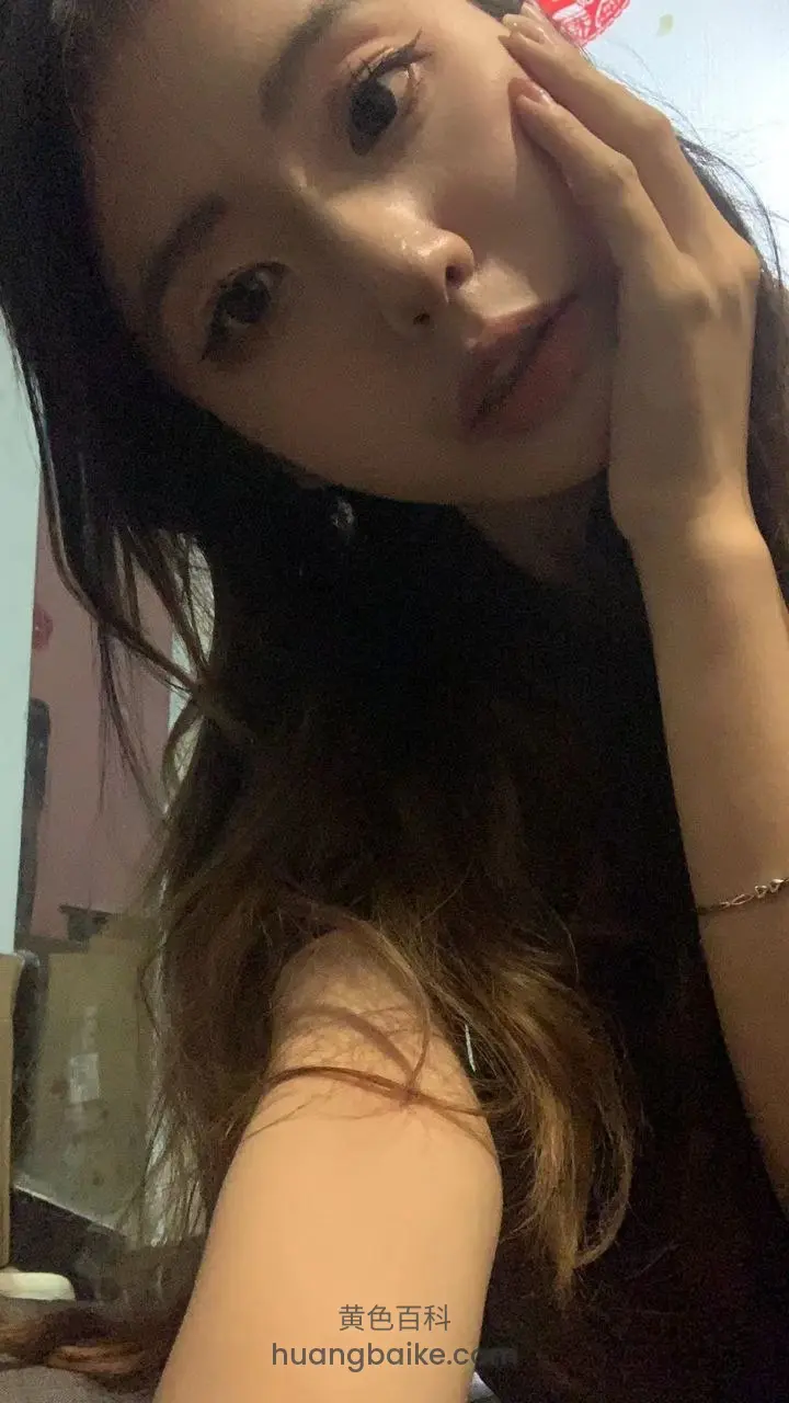 手托着脸自拍，镜头对着脸