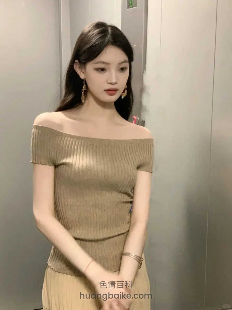 电梯里低头看下方，手腕戴镯